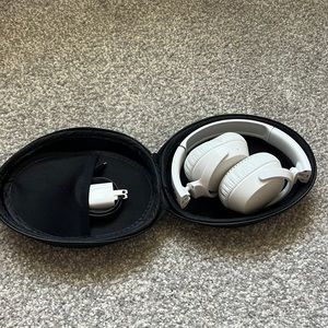 WHITE SKULLCANDY HEADPHONES. includes charger and case! very nice for car rides!